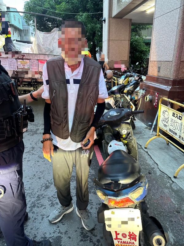 無照只是煙霧彈 蛇行男死抱手套不放　警一查竟藏海洛因、安毒